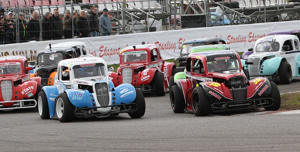 I Legend Car Cup fortsætter familiefejden på Djurs. Her er det Kevin Verner(#512) som fører mesterskabet med 191 point og på andenpladsen følger Joachim Lee Holmstoel(#18) med 175 point.
(Foto: Motorsporten.dk)